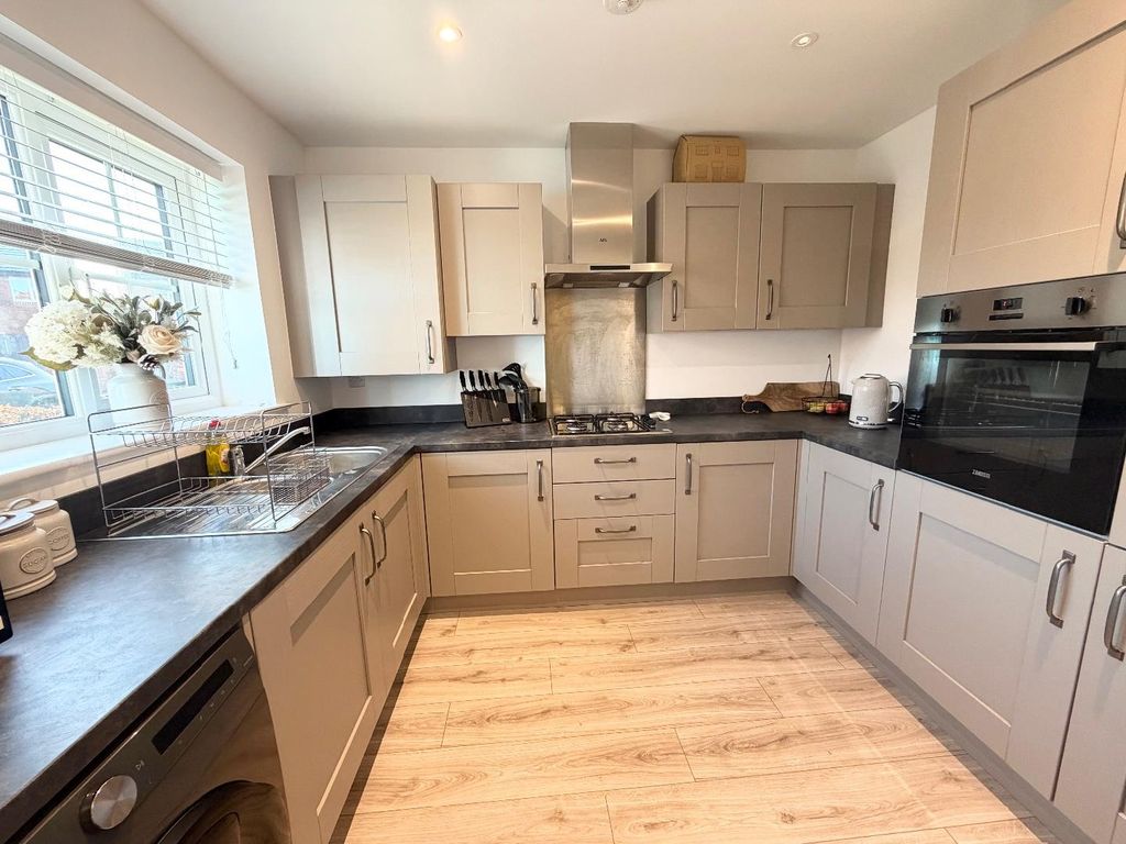 Property photo 3 of 11 Kitchen