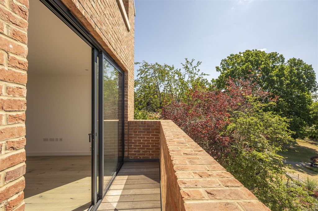 Property photo 2 of 8 3, Holland Court,10.Jpg