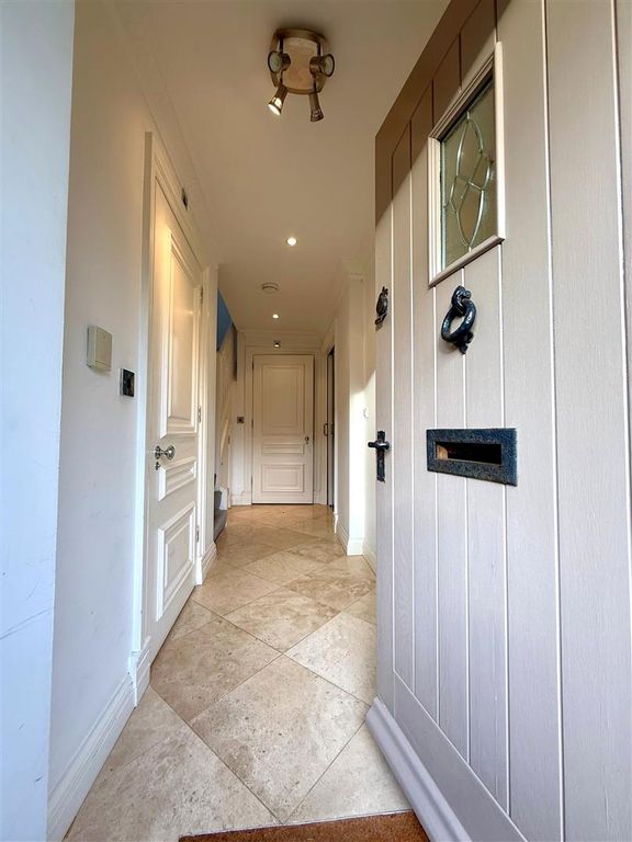 Property photo 3 of 16 Hallway.Jpg