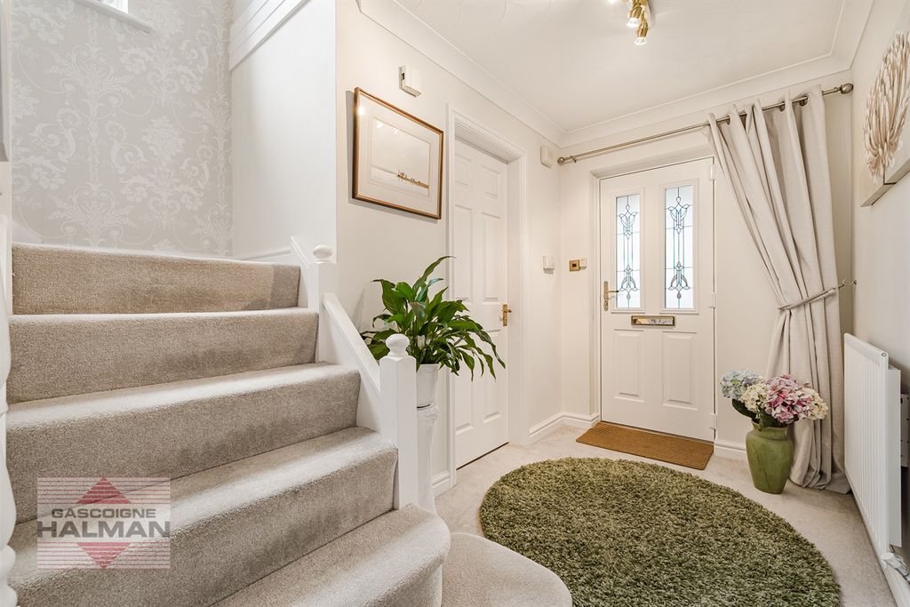 Property photo 3 of 19 Entrance Hallway