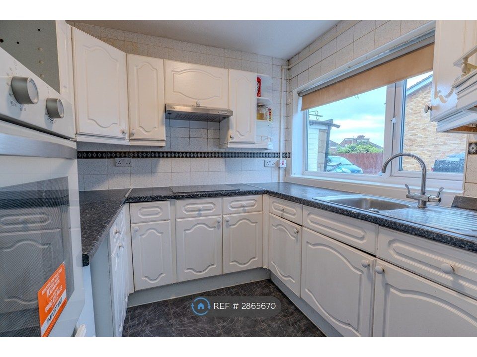 Property photo 3 of 9 Kitchen