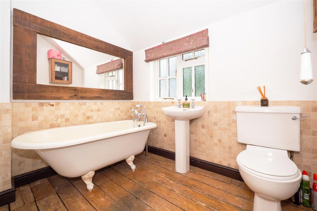 Property photo 2 of 19 Bathroom