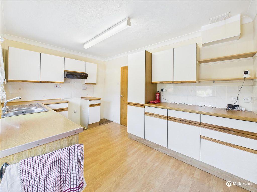 Property photo 3 of 17 Kitchen