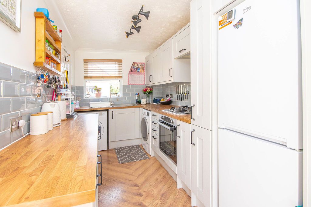 Property photo 2 of 11 Kitchen