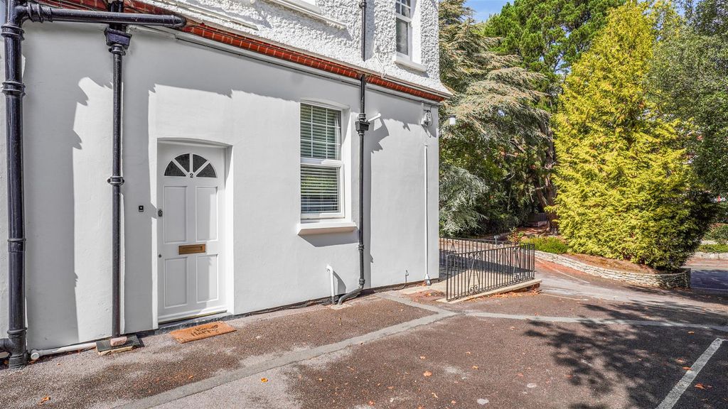 Property photo 2 of 14 Private Entrance