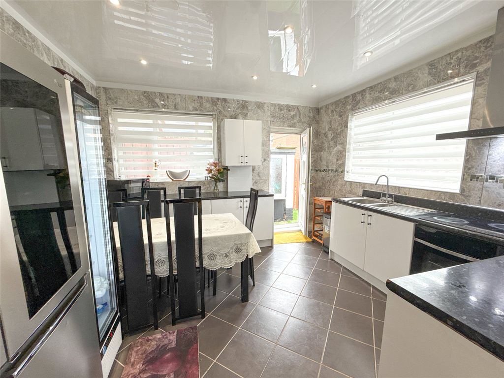 Property photo 2 of 11 Dining Kitchen