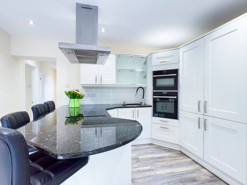 Property photo 3 of 11 Kitchen