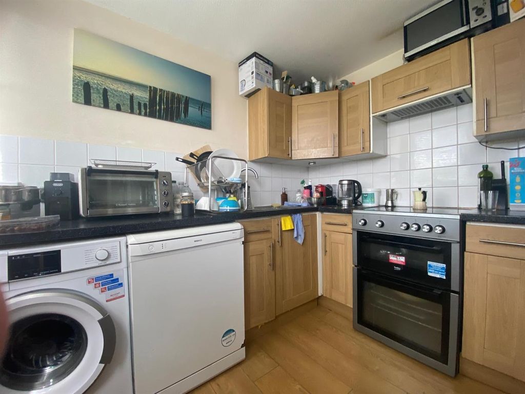 Property photo 1 of 6 2 Bedroom Property At Woodford Green For Sale By B