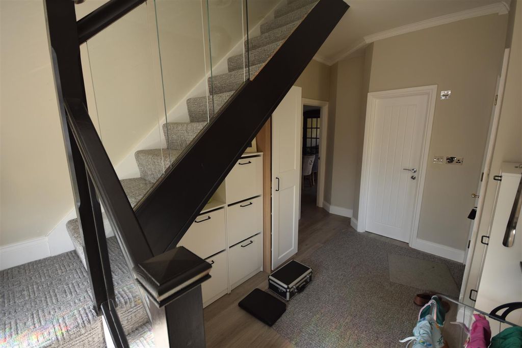Property photo 2 of 14 Entrance Hall