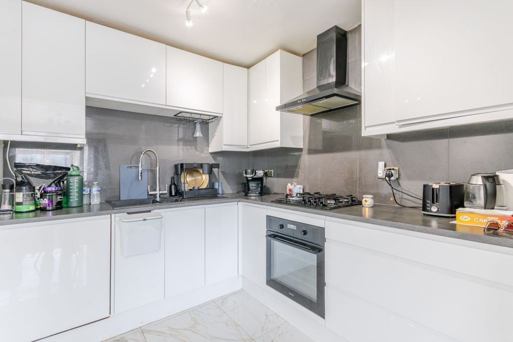 Property photo 2 of 18 Kitchen 2