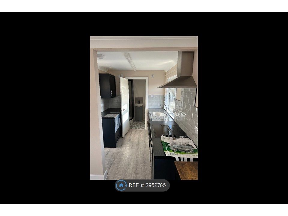 Property photo 2 of 11 Kitchen (First Floor)