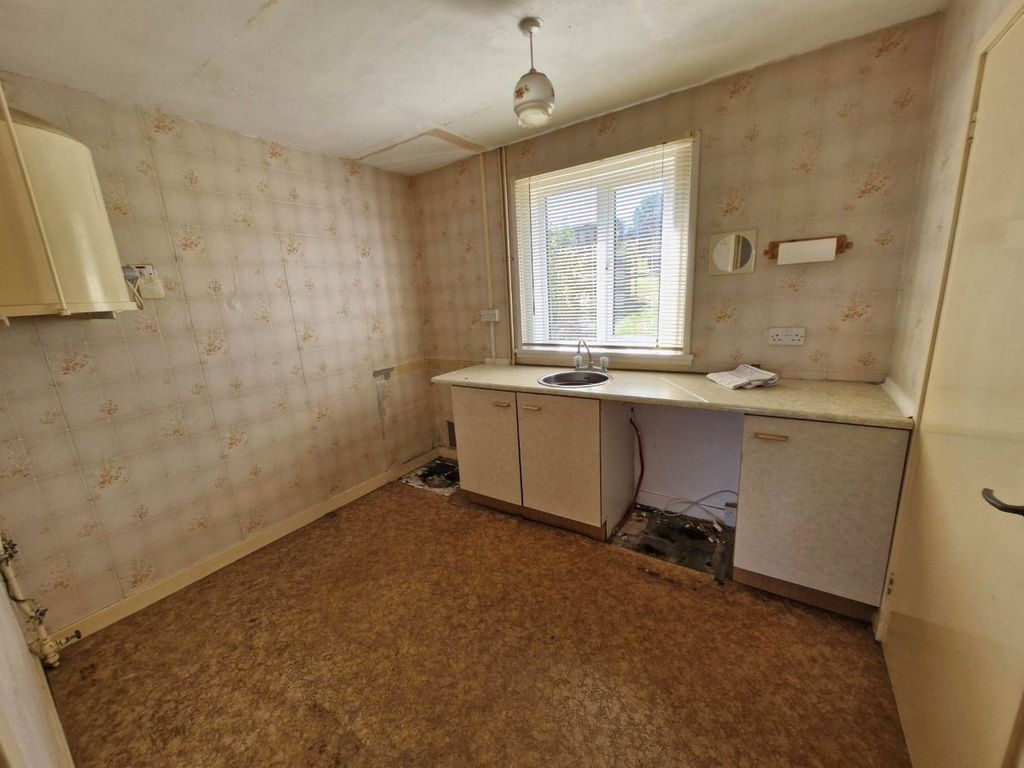 Property photo 3 of 10 Kitchen