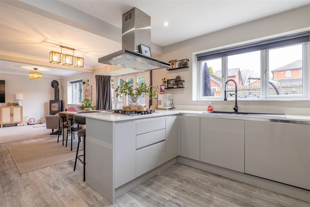 Property photo 2 of 31 Lounge/Kitchen/Diner