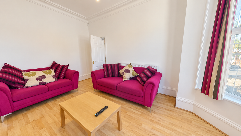 Property photo 2 of 10 Bright Fuchsia Living Room With Bay Window