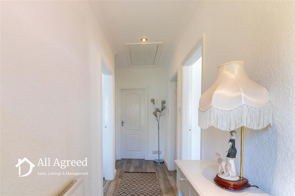 Property photo 3 of 17 Entrance Hall