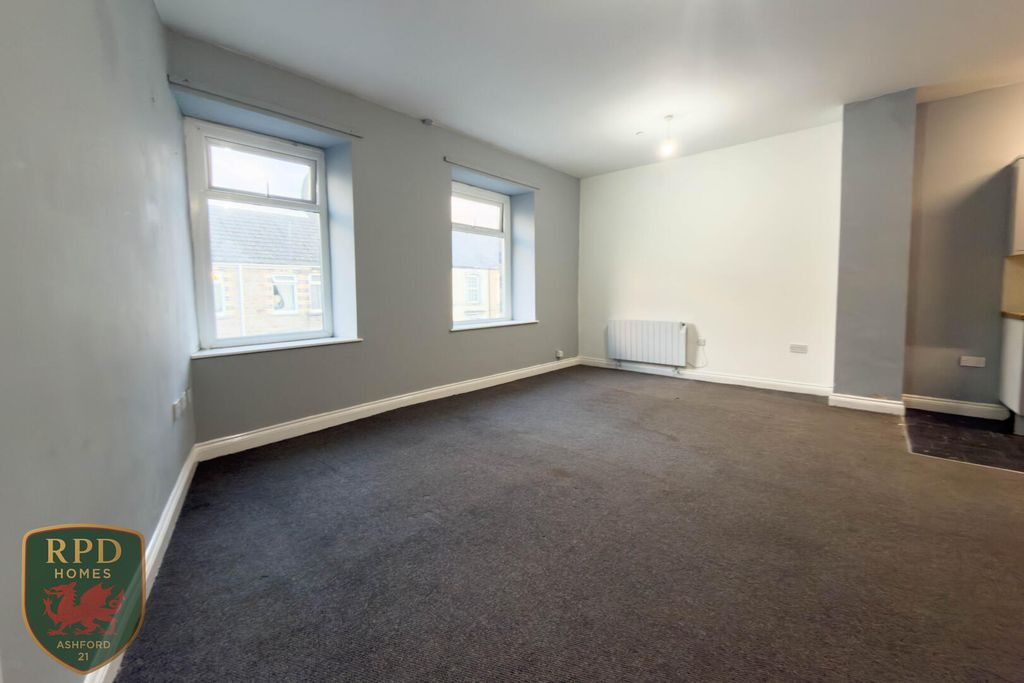Property photo 1 of 8 Living Room