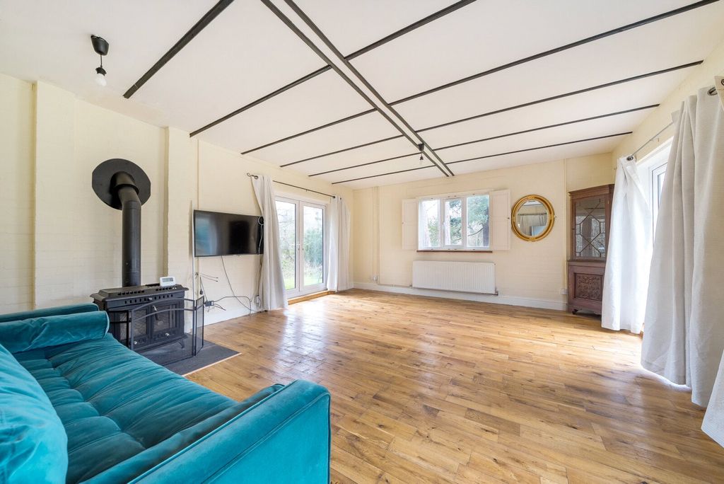 Property photo 3 of 9 Living