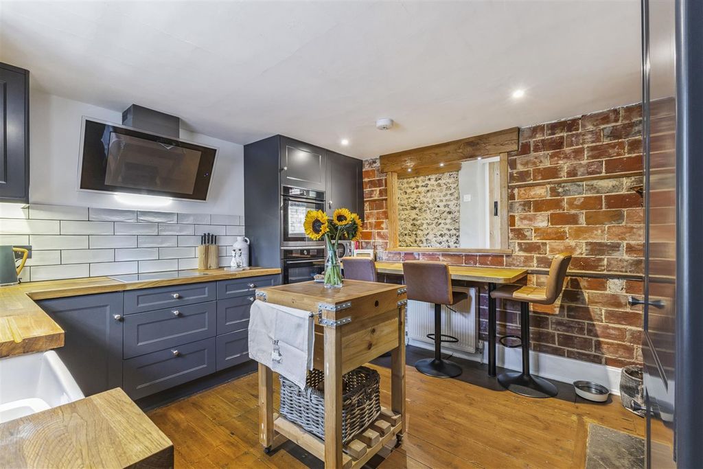 Property photo 3 of 25 Kitchen