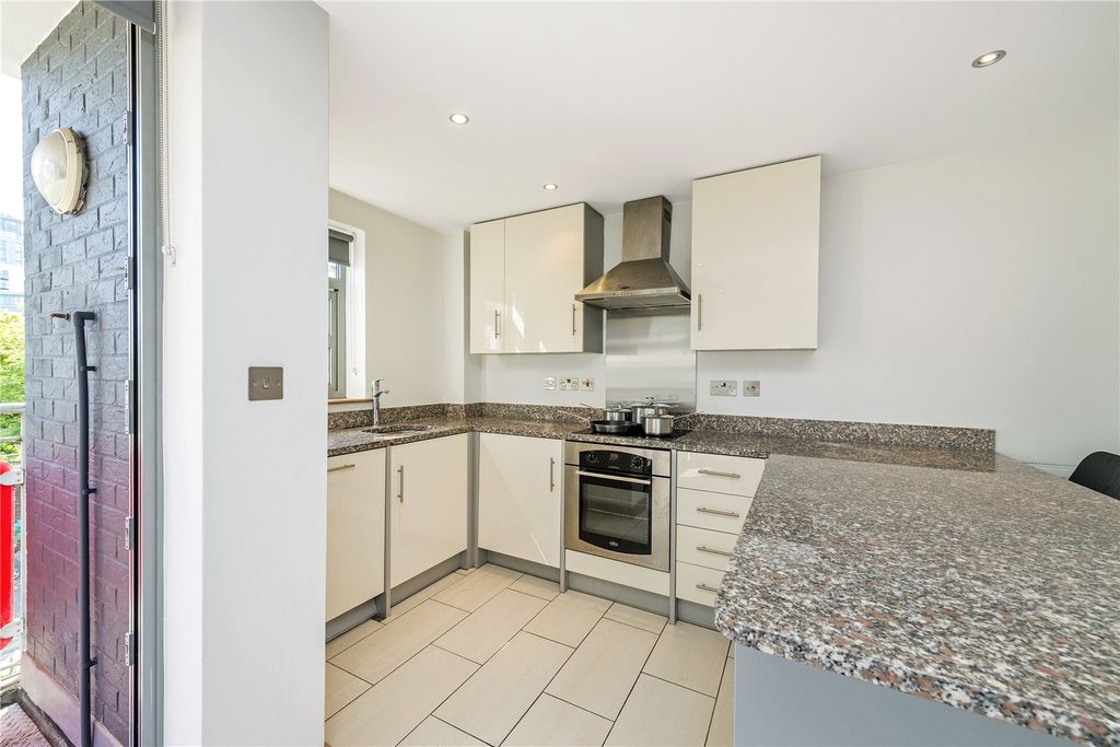 Property photo 2 of 11 Reception/Kitchen