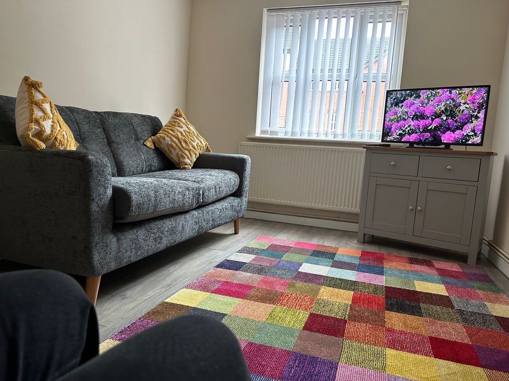 Property photo 3 of 13 A Bright And Inviting Living Room With Cozy Seatin...