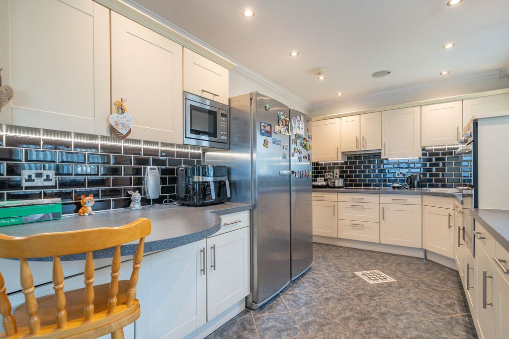 Property photo 3 of 39