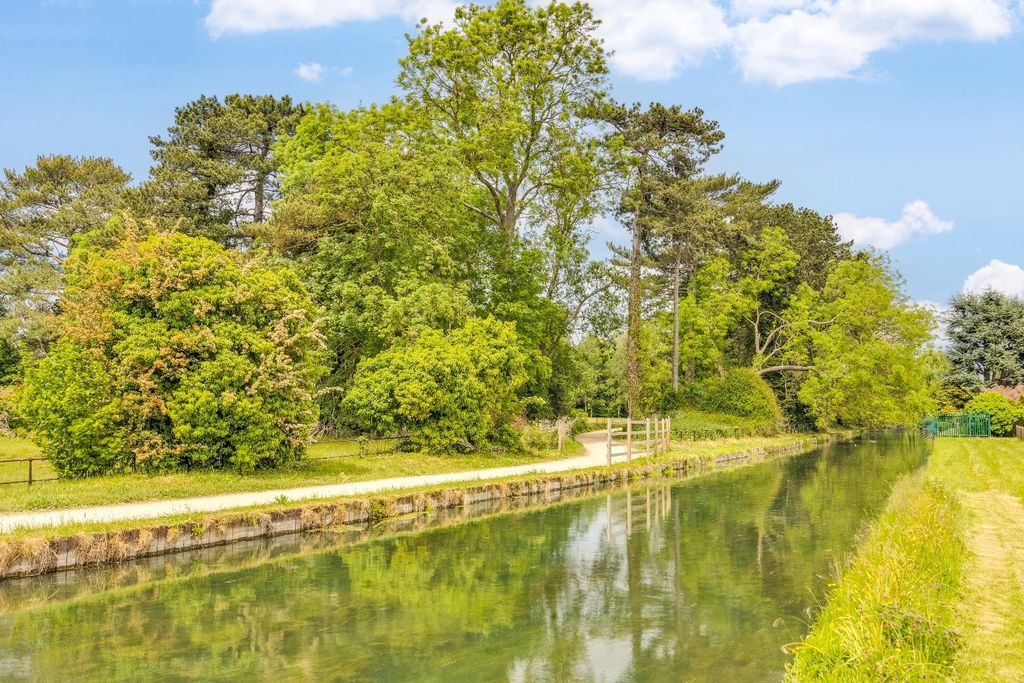 Property photo 2 of 50 The Oval 44-50.Jpg