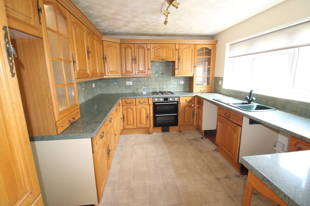 Property photo 2 of 9 Kitchen