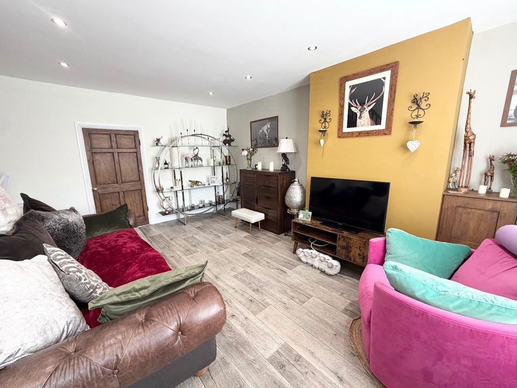 Property photo 3 of 12 Lounge