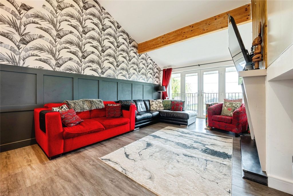 Property photo 2 of 28 Picture No. 15