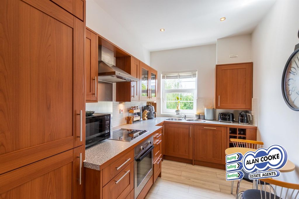 Property photo 3 of 16 Fitted Breakfast Kitchen
