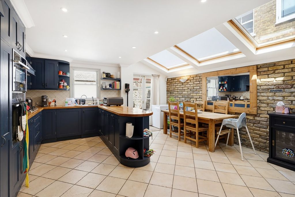 Property photo 1 of 7 Kitchen