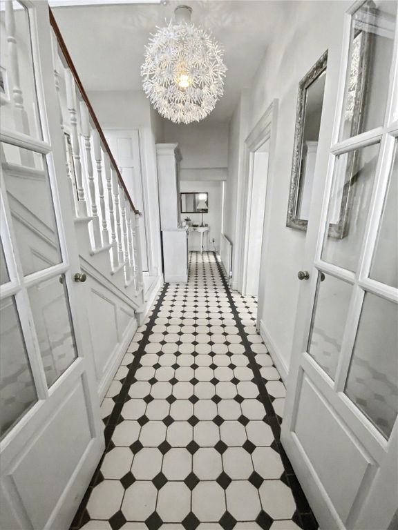 Property photo 3 of 21 Entrance Hall