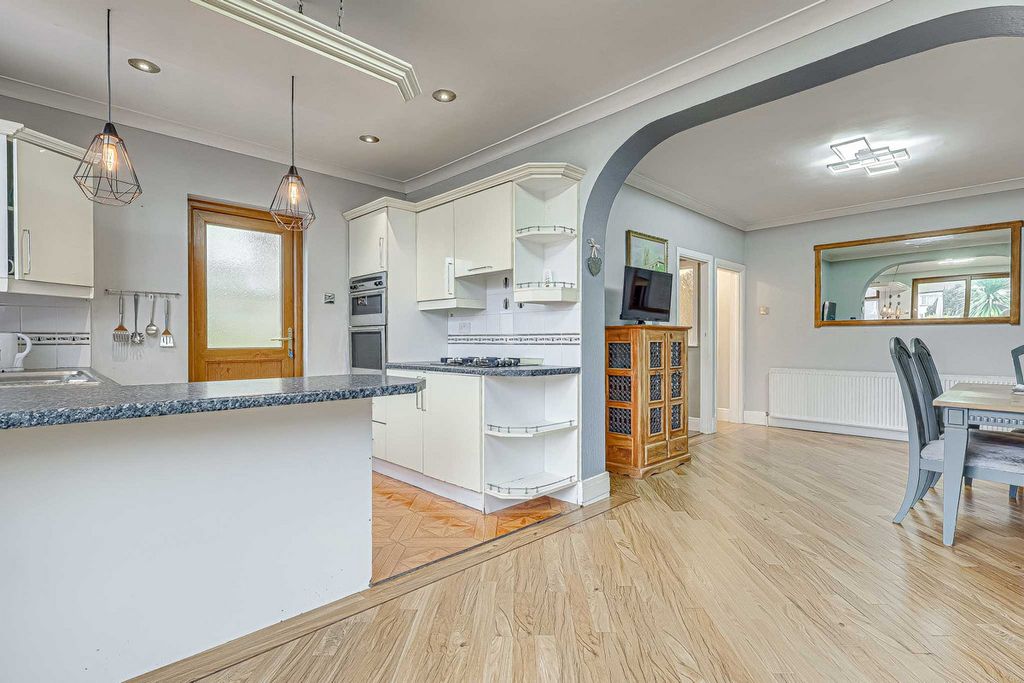 Property photo 2 of 34