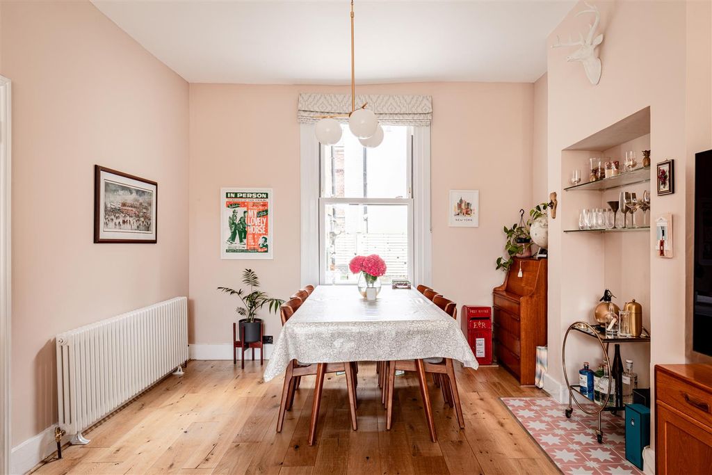 Property photo 3 of 18 Askew Crescent-2.Jpg