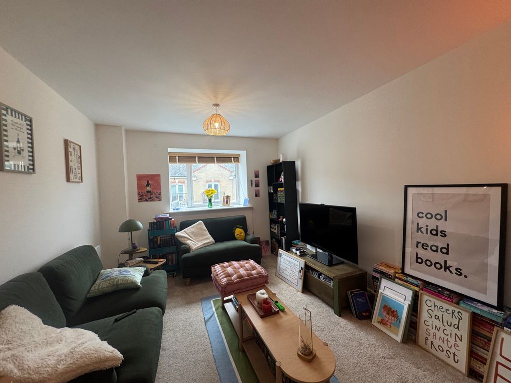 Property photo 1 of 8 Living Room