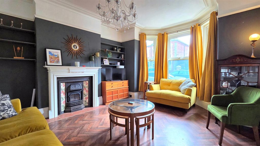 Property photo 2 of 15 Lounge