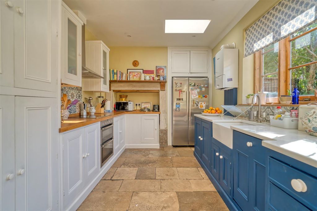 Property photo 3 of 17 Kitchen