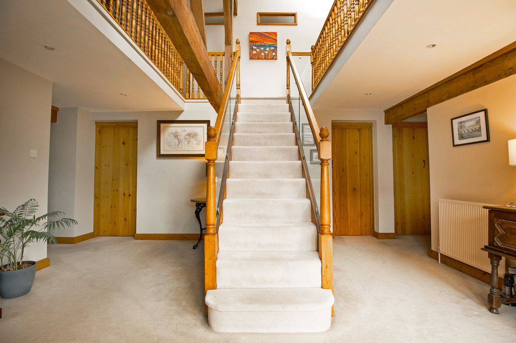Property photo 2 of 31