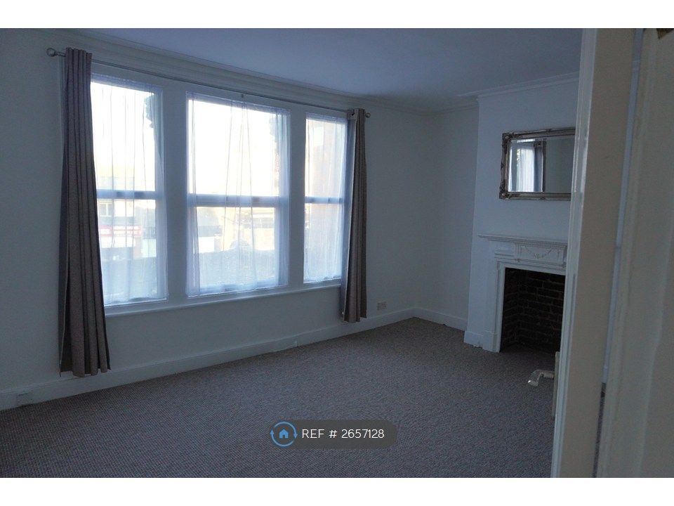 Property photo 3 of 22 Lounge