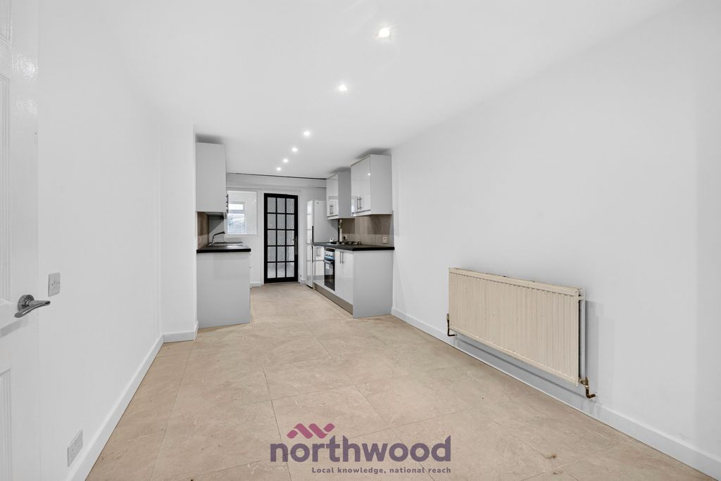 Additional image 6 of 3 bed end terrace house to rentReeve Road, Holyport SL6