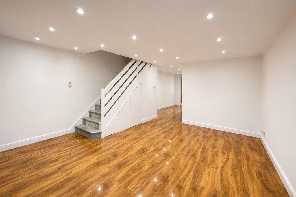 Property photo 2 of 21 Livingroom