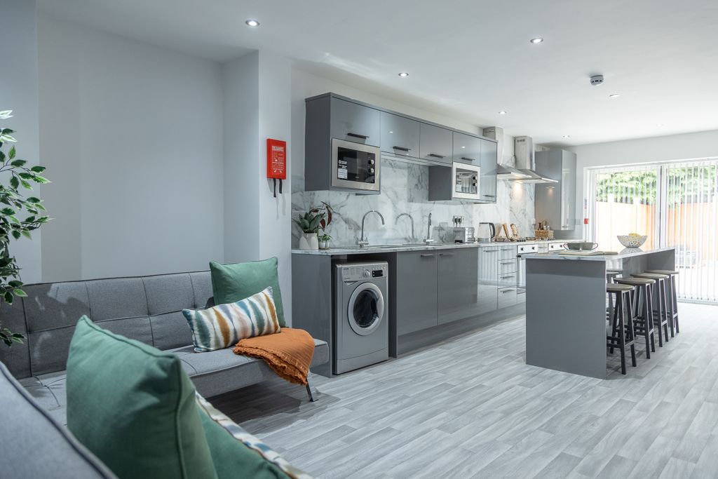 Property photo 2 of 25 Open Plan Living (9)