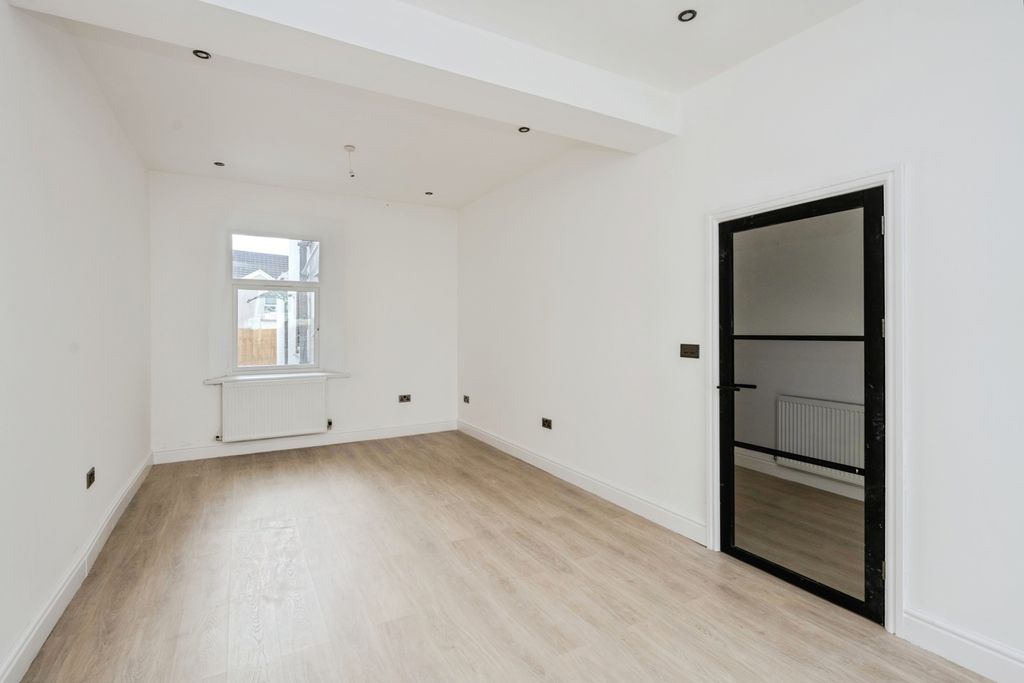 Property photo 3 of 21 Pbox-Img.Jpg