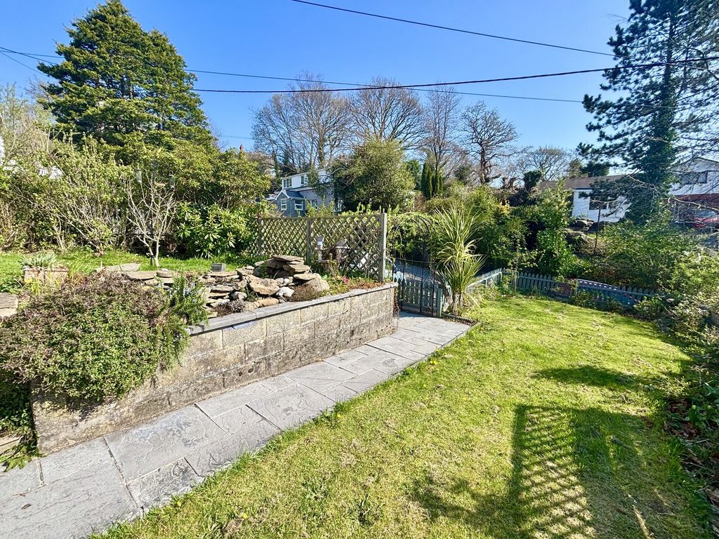 Property photo 2 of 32 Front Garden