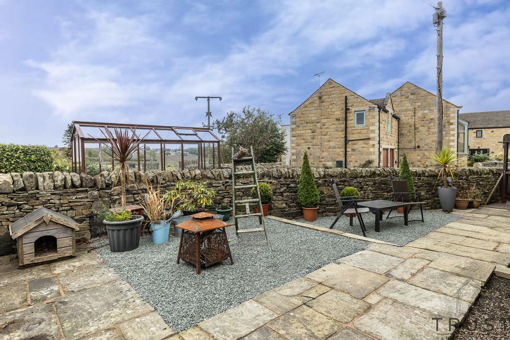 Property photo 2 of 31