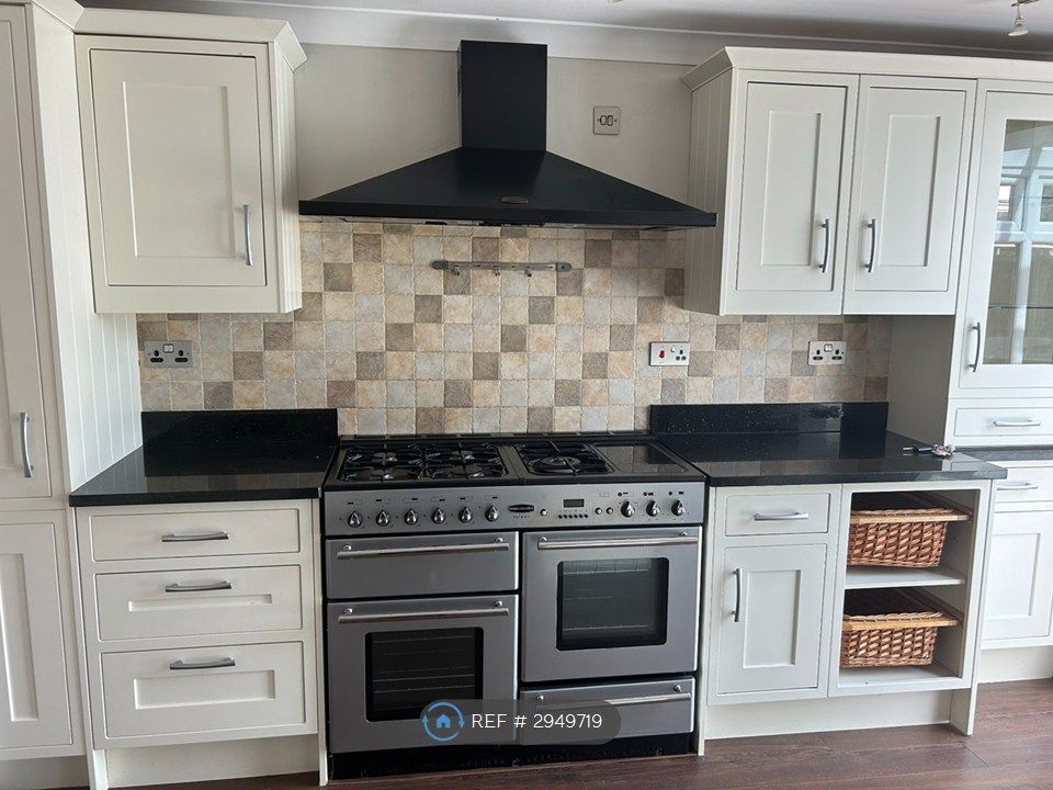 Property photo 3 of 34 Kitchen