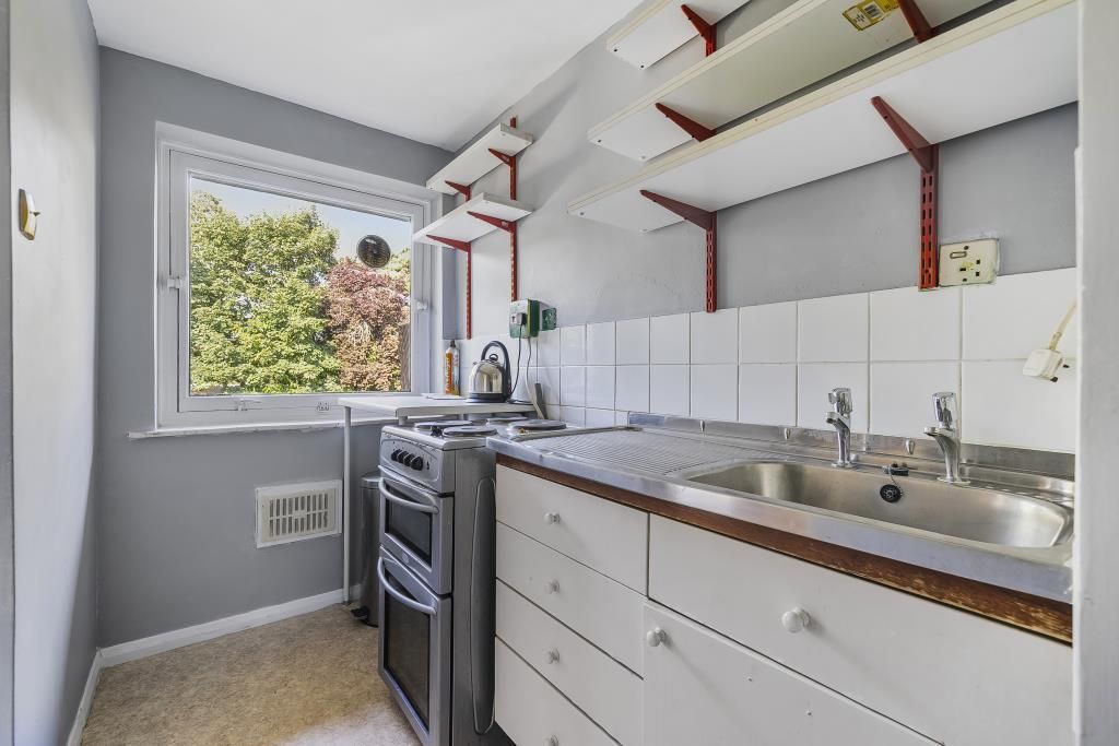 Property photo 3 of 11 Kitchen