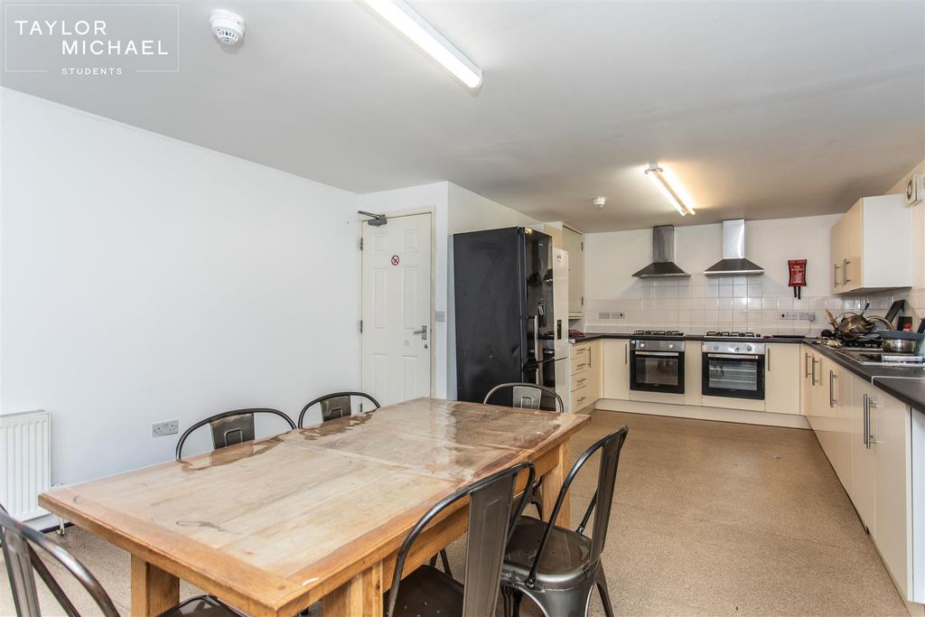 Property photo 1 of 10 Shared Kitchen