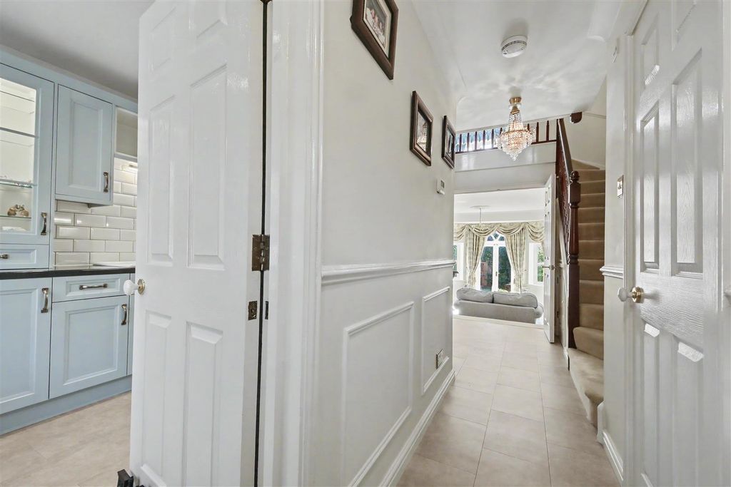 Property photo 3 of 19 Entrance Hall.Jpg