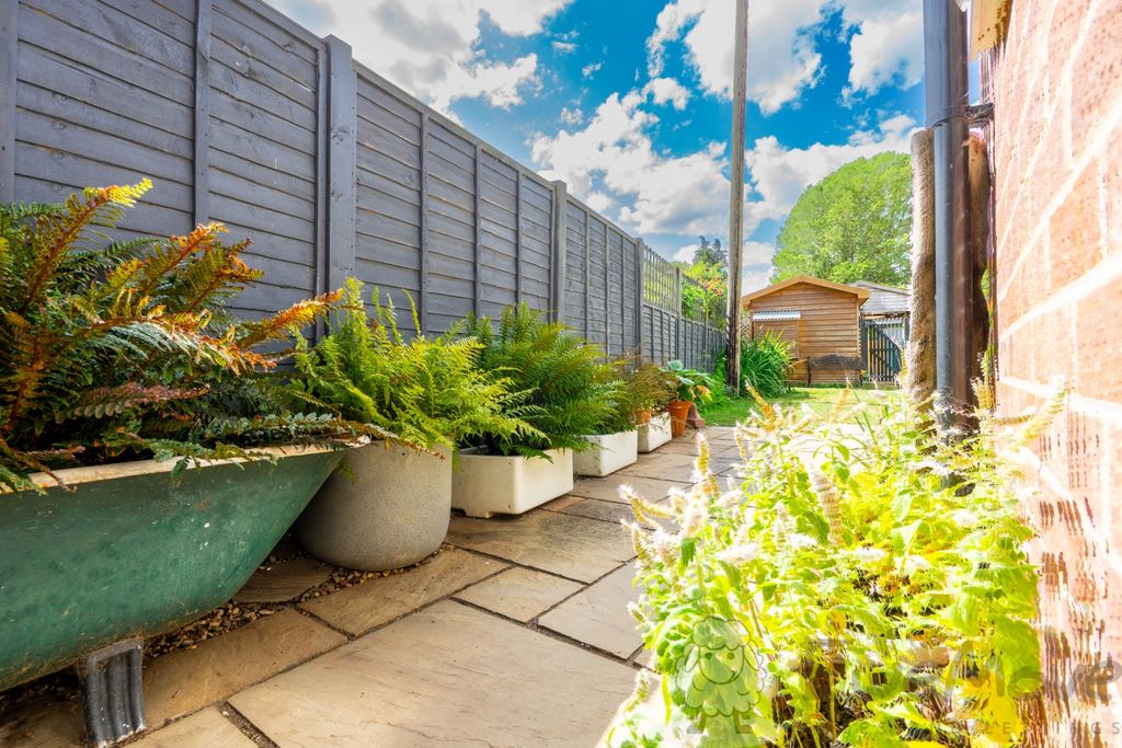 Property photo 2 of 17 Garden